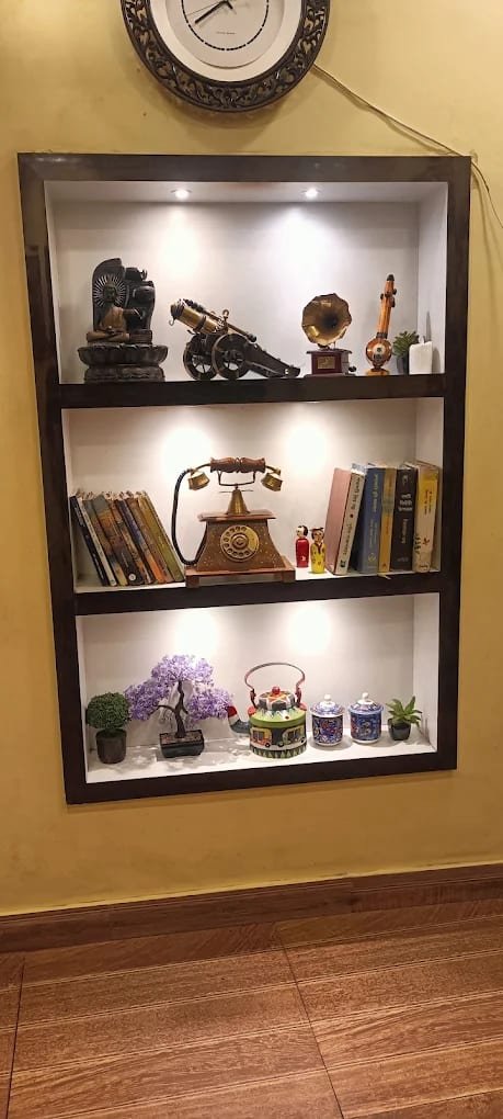 Antique curio shelf with gramophone and telephone